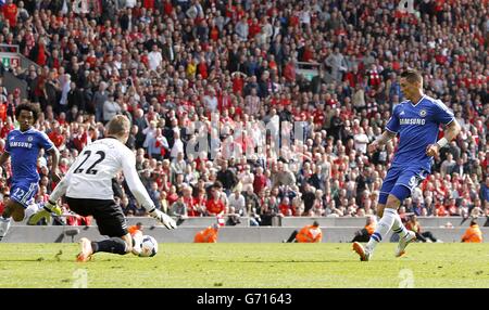 Football - Barclays Premier League - Liverpool / Chelsea - Anfield.Fernando Torres de Chelsea (à droite) passe à Willian pour marquer le deuxième but de son équipe Banque D'Images