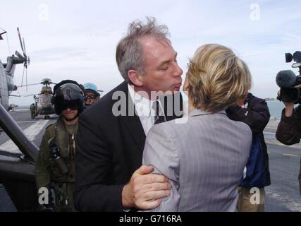 Le ministre de la Défense Geoff Hoon (à gauche) salue son homologue français Michele Alliot-Marie, alors qu'il arrive à bord du porte-avions français Charles de Gaulle, ancré au large de Gosport, dans le Hampshire.Les deux se sont réunis dans le cadre des célébrations du centenaire de l'Entente Cordiale. Banque D'Images