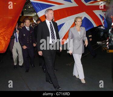 Le ministre de la Défense Geoff Hoon (au centre) et son homologue français Michele Alliot-Marie, après avoir signé des accords visant à créer une planification militaire plus étroite entre les deux pays, à bord du porte-avions français Charles de Gaulle, ancré au large de Gosport, dans le Hampshire.Les accords marquent le centenaire de l'accord Entente Cordiale. Banque D'Images