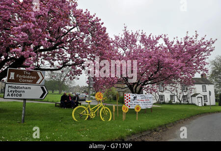 Couleur ajoutée à la fleur de printemps à East Witton près de Ripon cadre une exposition Tour de France. La grande course traverse le village des bières à l'étape 1 qui relie Leeds et Harrogate. Tout au long de la route des stades du Yorkshire, les expositions sur le thème du TDF poussent. Date de la photo: Dimanche 27 avril 2014. Le crédit photo doit indiquer John Giles/PA Banque D'Images