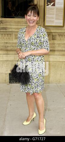 La présentatrice de télévision Lorraine Kelly arrive pour la soirée de presse de Swan Lake du Ballet national anglais au Royal Albert Hall. Banque D'Images