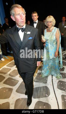 HRH le Prince Charles et Mme Camilla Parker Bowles rencontrent des membres de la troupe au Prince of Wales Theatre à Londres pour la réouverture du célèbre Muscal Mama Mia. Banque D'Images