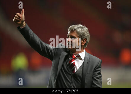 Jose Riga, le directeur de Charlton Athletic, donne les pouces jusqu'à les fans à la fin du match suivant leur victoire Banque D'Images