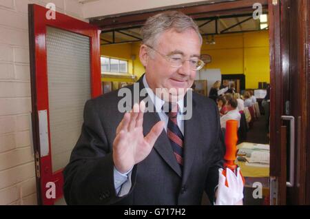 Pat Rabbitte, chef du Parti travailliste, quitte le bureau de vote de Clondalkin, dans l'ouest de Dublin. Le leader travailliste s'est joint à des milliers de citoyens irlandais en votant aux élections locales et européennes ainsi qu'au référendum sur la citoyenneté. Banque D'Images