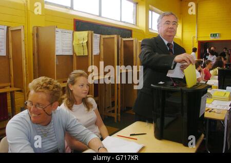 Le chef du Parti travailliste Pat Rabbitte se prépare à voter à l'intérieur du bureau de vote de Clondalkin, dans l'ouest de Dublin. Le leader travailliste se joint à des milliers de citoyens irlandais en votant aux élections locales et européennes ainsi qu'au référendum sur la citoyenneté. Banque D'Images