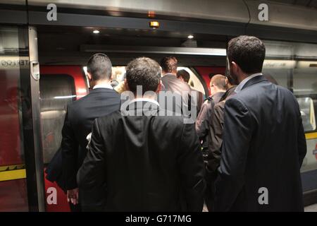 Les navetteurs ont du mal à se rendre à la ligne Jubilee de la station de métro de Waterloo le deuxième jour d'une grève de 48 heures des travailleurs du métro de Londres à cause de la fermeture des bureaux de billetterie. Banque D'Images