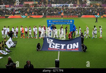 Football - Barclays Premier League - Swansea City v Aston Villa - Liberty Stadium. vue générale comme les deux équipes secouer les mains avant le coup de pied Banque D'Images