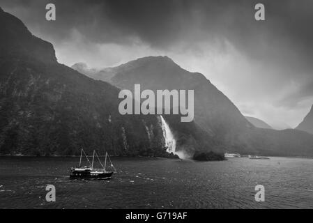 Le Parc National de Fiordland Scenic par temps de pluie avec ciel dramatique - parc occupe le coin sud-ouest de l'île du Sud Banque D'Images