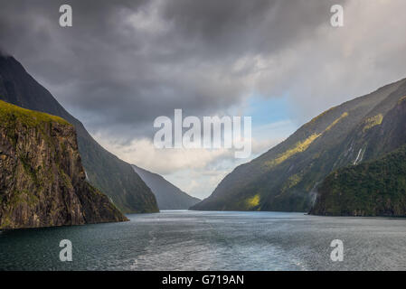 Le Parc National de Fiordland Scenic après de fortes pluies - Le parc occupe le coin sud-ouest de l'île du sud de la Nouvelle-Zélande Banque D'Images