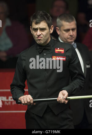 Ronnie O'Sullivan pendant son match contre Shaun Murphy lors des championnats du monde de snooker de Dafabet au Crucible, Sheffield. APPUYEZ SUR ASSOCIATION photo. Date de la photo: Mercredi 30 avril 2014. Voir PA Story SNOOKER World. Le crédit photo devrait se lire comme suit : Tim Goode/PA Wire Banque D'Images