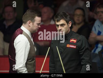 Ronnie O'Sullivan pendant son match contre Shaun Murphy lors des championnats du monde de snooker de Dafabet au Crucible, Sheffield. Banque D'Images