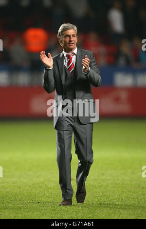 Soccer - Sky Bet Championship - Charlton Athletic v Watford - The Valley.Le directeur de Charlton Athletic, Jose Riga, applaudit les fans. Banque D'Images