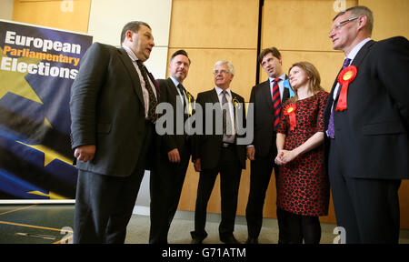 (De gauche à droite) l'eurodéputé de UKIP David Coburn, Alyn Smith, eurodéputée du SNP, et Ian Hudghton, eurodéputé conservateur Ian Duncan, Catherine Stihler, eurodéputée travailliste, et David Martin, aux chambres de ville d'Édimbourg, comme l'annonce des élections parlementaires européennes de 2014 pour l'Écosse. Banque D'Images