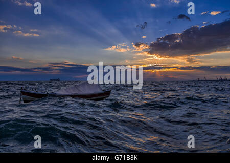 Crépuscule sur le port de Thessalonique, en Grèce, sur un jour d'automne Banque D'Images