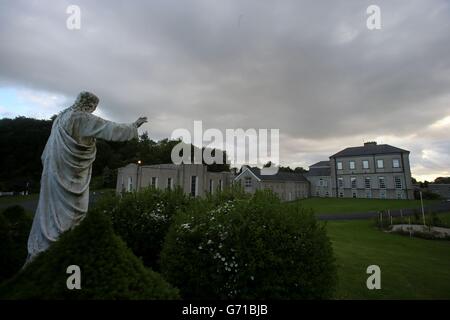 L'abbaye de Sean Ross à Roscrea, Tipperary, qui était mère et maison de bébé exploitée par les Sœurs des coeurs sacrés de Jésus et de Marie de 1930 à 1970, Comme le gouvernement irlandais a cédé à la pression nationale et internationale sur le scandale de la mort de 4,000 bébés qui ont été enterrés dans des tombes non marquées, non consacrées et massives dans des foyers pour des mères non mariées. Banque D'Images