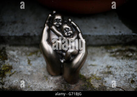 Une figurine dans le cimetière des nourrissons à l'abbaye de Sean Ross à Roscrea, Tipperary, qui était mère et maison de bébé exploitée par les Sœurs des coeurs sacrés de Jésus et Marie de 1930 à 1970, Comme le gouvernement irlandais a cédé à la pression nationale et internationale sur le scandale de la mort de 4,000 bébés qui ont été enterrés dans des tombes non marquées, non consacrées et massives dans des foyers pour des mères non mariées. APPUYEZ SUR ASSOCIATION photo. Date de la photo: Mercredi 4 juin 2014. Le bilan terrifiant des soi-disant maisons de mère et de bébé au cours des dernières décennies est revu après les militants Banque D'Images