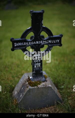 La tombe de Sr Hildegard McNulty à l'abbaye Sean Ross à Roscrea, Tipperary, qui était mère et maison de bébé exploitée par les Sœurs des coeurs sacrés de Jésus et Marie de 1930 à 1970, Comme le gouvernement irlandais a cédé à la pression nationale et internationale sur le scandale de la mort de 4,000 bébés qui ont été enterrés dans des tombes non marquées, non consacrées et massives dans des foyers pour des mères non mariées. Banque D'Images