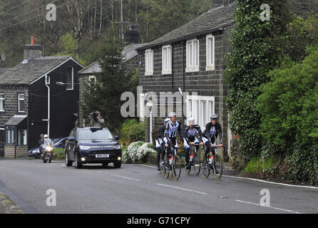 Les coureurs de l'équipe de course à vélo Giant Shimano, y compris John Degenkolb et Marcel Kittel, empruntent la route de la Tour de France Stage 2 tandis qu'ils grimpent jusqu'aux landes au-dessus de la vallée de Cragg sous la pluie et la brume lors d'une course d'entraînement en prévision de leur journée médiatique à Leeds. Elles sont les premières équipes du Tour de France à venir examiner les étapes d'ouverture de la course qui se tiendra dans le Yorkshire. Banque D'Images