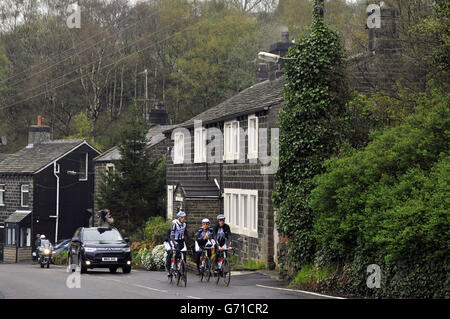 Les coureurs de l'équipe de course à vélo Giant Shimano, y compris John Degenkolb et Marcel Kittel, empruntent la route de la Tour de France Stage 2 tandis qu'ils grimpent jusqu'aux landes au-dessus de la vallée de Cragg sous la pluie et la brume lors d'une course d'entraînement en prévision de leur journée médiatique à Leeds. Elles sont les premières équipes du Tour de France à venir examiner les étapes d'ouverture de la course qui se tiendra dans le Yorkshire. Banque D'Images