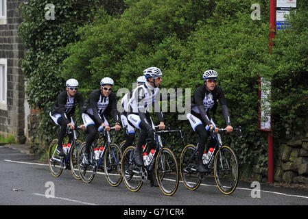 Les coureurs de l'équipe de course à vélo Giant Shimano, y compris John Degenkolb et Marcel Kittel, empruntent la route de la Tour de France Stage 2 alors qu'ils grimpent jusqu'aux landes au-dessus de la vallée de Cragg sous la pluie et la brume lors d'une course d'entraînement avant leur journée médiatique à Leeds, ils sont les Première des équipes du Tour de France à venir et à regarder les étapes d'ouverture de la course qui se tiendra dans le Yorkshire. Banque D'Images