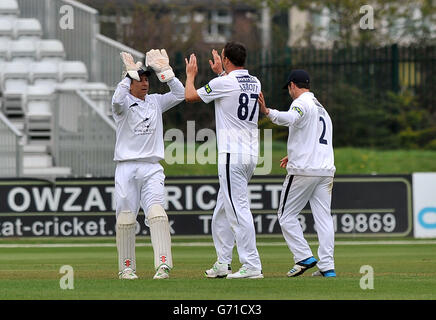 Kyle Abbott (au centre) du Hampshire célèbre le cricket de Stephen Moore de Derbyshire lors du LV County Championship, deuxième match au 3aaa County Ground, Derby. Banque D'Images