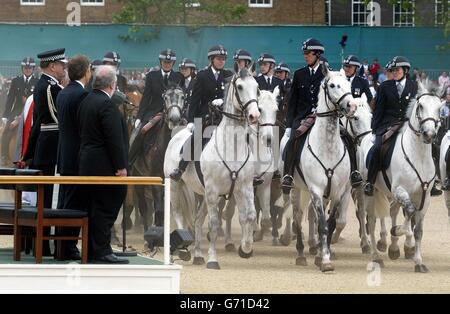 Le commissaire de police Sir John Stevens (à gauche) le Premier ministre britannique Tony Blair (au centre) et président de la police métropolitaine examinent la branche montée, à l'occasion d'une célébration du 175e anniversaire du Metropolitan police Service à Horse Guards Parade, à Londres. Banque D'Images