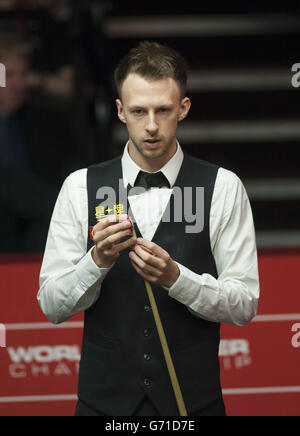 Judd Trump lors de son match contre Tom Ford lors des championnats du monde de snooker de Dafabet au Crucible, Sheffield. Banque D'Images