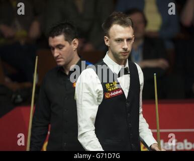 Judd Trump lors de son match contre Tom Ford lors des championnats du monde de snooker de Dafabet au Crucible, Sheffield. Banque D'Images