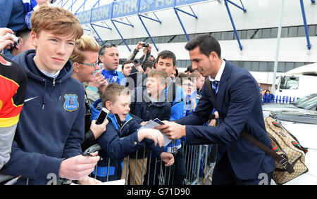 Joel Robles d'Everton signe des autographes pour les fans pendant le défilé des joueurs Banque D'Images