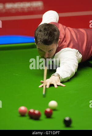 Michael Holt en action pendant son match contre Mark Allen lors des championnats du monde de snooker de Dafabet au Crucible, Sheffield. Banque D'Images