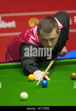 Mark Allen en action lors de son match contre Michael Holt lors des championnats du monde de snooker de Dafabet au Crucible, Sheffield. Banque D'Images