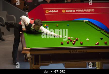 Michael Holt en action pendant son match contre Mark Allen lors des championnats du monde de snooker de Dafabet au Crucible, Sheffield. Banque D'Images