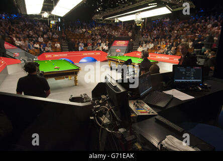 Vue générale des juges assis à l'intérieur du théâtre Crucible lors des championnats du monde de snooker de Dafabet au Crucible, Sheffield. Banque D'Images