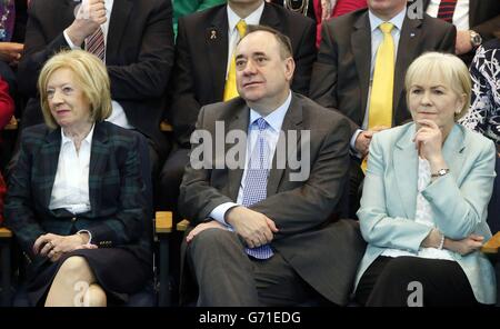 Le premier ministre Alex Salmond (au centre) avec son épouse Moira Salmond (à gauche) et Johann Lamont (à droite), chef du Parti travailliste écossais lors d'un service commémoratif pour l'ancien MSP Margo MacDonald à la salle d'assemblée d'Édimbourg. Banque D'Images