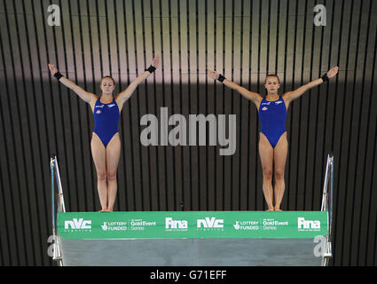 En Grande-Bretagne, le Couch Tonia (à droite) et Sarah Barrow (à gauche) se préparent à plonger dans la plate-forme Synchro 10m pour femmes pendant la première journée de l'événement mondial de plongée de la FINA au Centre aquatique de Londres. Banque D'Images