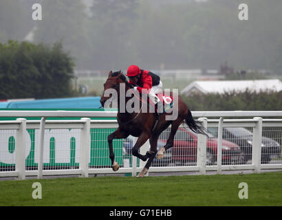 Courses hippiques - Bet365 Friday - Sandown Park.Qu'en est-il de Carlo monté par Jimmy Fortune gagne la coupe Esher 365 pendant Bet365 vendredi à Sandown Park, Sandown. Banque D'Images