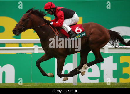 Courses hippiques - Bet365 Friday - Sandown Park.Qu'en est-il de Carlo monté par Jimmy Fortune gagne la coupe Esher 365 pendant Bet365 vendredi à Sandown Park, Sandown. Banque D'Images