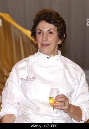 Edwina Currie est la dernière célébrité à être expulsée au restaurant temporaire de Gordon Ramsay à Brick Lane, dans l'est de Londres pour « Hell's Kitchen », le salon de cuisine ITV Reality avec des célébrités qui s'y trouvent.Organisé par Angus Deaton, le spectacle voit les pires chefs élus par le public. Banque D'Images