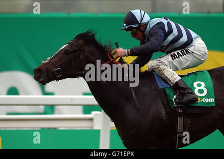 Courses hippiques - Bet365 Friday - Sandown Park.L'hymne de l'Ouest, monté par William Buick, remporte le procès classique bet365 au cours du Bet365 Friday à Sandown Park, à Sandown. Banque D'Images