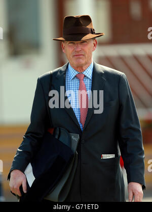 L'entraîneur John Gosden pendant le week-end Dubai Duty Free au champ de courses de Newbury, Berkshire. Banque D'Images