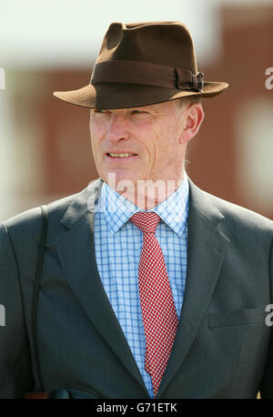 L'entraîneur John Gosden pendant le week-end Dubai Duty Free au champ de courses de Newbury, Berkshire. Banque D'Images