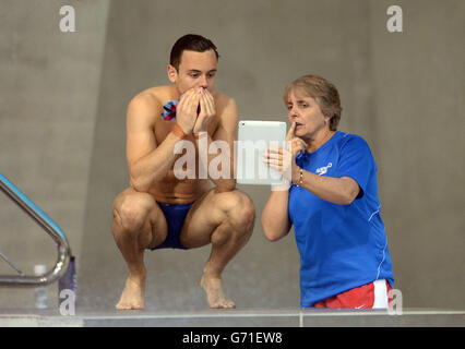 Tom Daley en Grande-Bretagne avec son entraîneur Jane Figueiredo pendant la première journée de l'événement de la série mondiale de plongée de la FINA au Centre aquatique de Londres. Banque D'Images