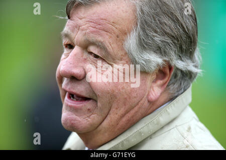 Courses hippiques - Bet365 Friday - Sandown Park. Sir Michael Stout, entraîneur Banque D'Images