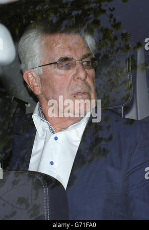 Le PR guru Max Clifford quitte le tribunal de la Couronne de Southwark, à Londres, après qu'il ait été reconnu coupable d'une série d'agressions indécentes sur des adolescentes sur une période de près de 20 ans. Banque D'Images