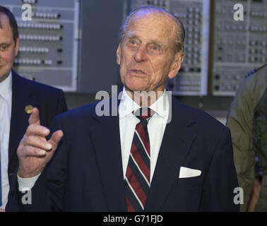 Le duc d'Édimbourg lors de sa visite au Musée radar de défense aérienne de la RAF à la RAF Neatishead, Norwich, Norfolk. Banque D'Images