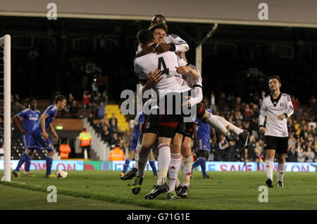 Cameron Burgess (en face) de Fulham célèbre le pointage avec son coéquipier Liam Donnelly (no 4) après son aide pour leur troisième but Banque D'Images