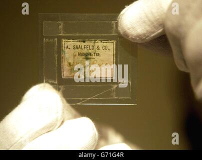 Une étiquette d'une bouteille de parfum récupérée de l'épave du Titanic est présentée aux membres de la presse avant le début de l'exposition Titanic-l'Artifact au Musée de la Science et de l'Industrie de Manchester. Banque D'Images