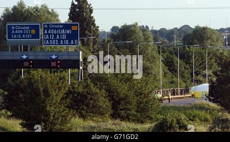 La police de la circulation se trouve sur la M11 Motoway Slip Road, en direction du sud, qui mène à la A406 North Circular Road, Redbridge Junction, Wansted, Londres, après une collision impliquant un policier principal sur sa moto et une voiture.L'inspecteur en chef du détective Tony Crofts, qui dirige la direction des crimes graves de la police métropolitaine pour le sud de Londres, demeure dans un état critique à l'hôpital. Banque D'Images