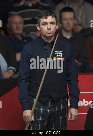 Alan McManus lors de son match contre Mark Selby lors des championnats du monde de snooker de Dafabet au Crucible, Sheffield. Banque D'Images