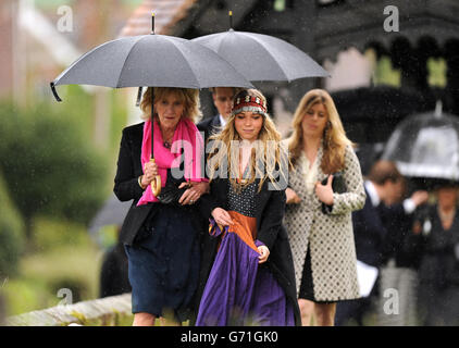 La fille de Mark Shand Ayesha Shand (à droite) arrive avec Annabel Elliot à l'église de la Sainte Trinité à Stourpaine, Dorset, pour les funérailles de Mark Shand. Banque D'Images